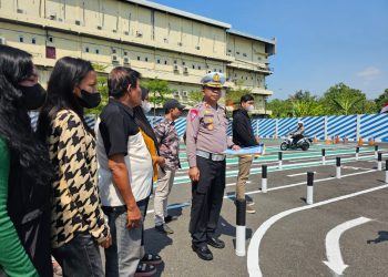 Pengawasan Langsung !!! Kompol Asfauri, S.H, M.H Berikan Sosialisasi ke Pemohon SIM C Terkait Ujian Praktik