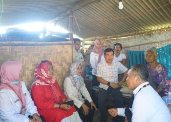 Berikan Dukungan Kepedulian, Kades Dukuhseti Berikan Bantuan ke Mbah Kartini