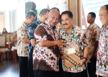 Rata- Rata 30 Tahun Kerja, Pj Bupati Serahkan SK Pensiun ASN