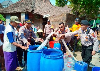 Kemarau Melanda, Polres Kudus Berikan Bantuan Air Bersih