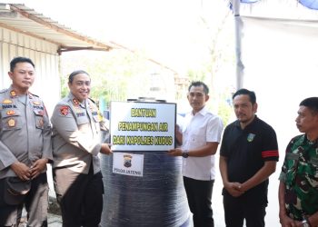 Sejumlah Desa Kekeringan, Polres Kudus Salurkan Air Bersih