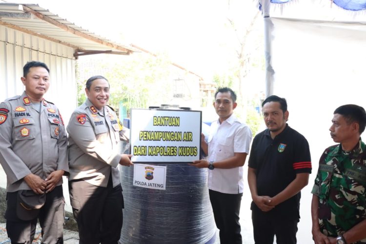 Sejumlah Desa Kekeringan, Polres Kudus Salurkan Air Bersih