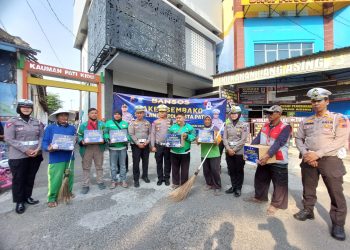 Aksi Nyata, Satlantas Polresta Pati Bagikan 300 Paket Sembako ke Warga