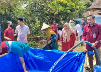 Enam Tangki Air Bersih Dibagikan Warga