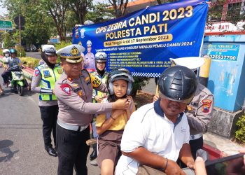 Bukti Nyata, Polri Presisi !!! Kompol Asfauri S.H, M.H Bagikan Bingkisan ke Para Pengendara