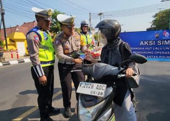 Pengendara Taat Aturan, Satlantas Polres Jepara Bagikan Helm, Coklat dan Bunga