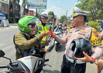 Menjelang Berakhir Operasi Zebra Candi 2023, Kasatlantas Polresta Pati Bagikan Ratusan Helm SNI