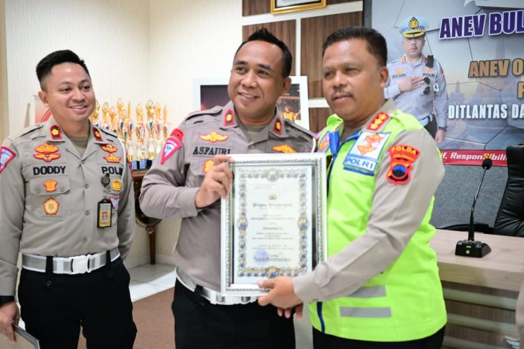 Terbaik Dalam Pelayanan No.1 se-Jateng, Satlantas Polresta Pati Terima Penghargaan