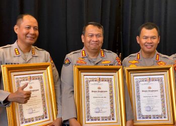 Hari Jadi ke 72, Bidhumas Polda Jateng Terima Penghargaan