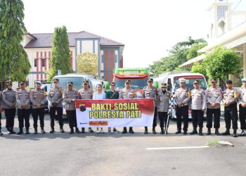 Dampak Kekeringan, Kapolresta Pati Kirim 8 Tangki Air ke Warga