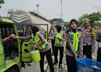 Berbagi Makanan, Satlantas Ingatkan Para Supir Tetap Sabar Menghadapi Macet