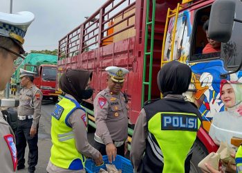 Kendala Macet, Satlantas Polresta Pati Bagikan Nasi Bungkus dan Kopi ke Para Supir