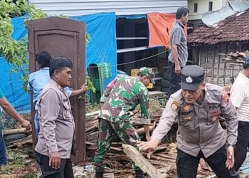 Kekompakan Peduli Lingkungan, Kapolsek dan Warga Kerja Bakti Bersama