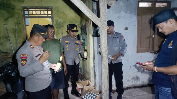 Antisipasi Kejahatan Diwilayah !!! Kapolsek Tayu dan Personil Amankan Ratusan Miras Hasil Operasi