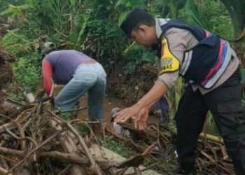 Masyarakat dan Polri Kerja Bakti Peduli Lingkungan