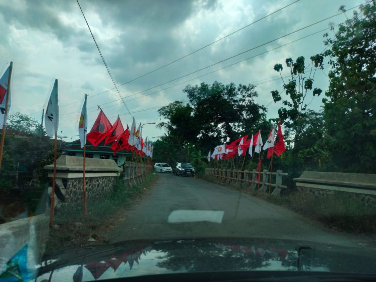 Bendera Partai Tarung, Ramai Jadi Perbincangan Masyarakat