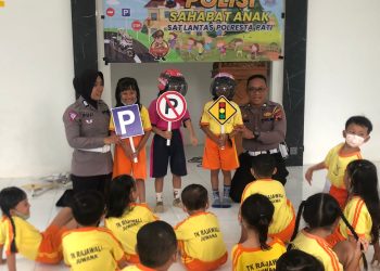 Edukasi ke Anak Usia Dini, Polwan Cantik : Sosialisasi Tertib Berlalu Lintas