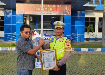 Kawal Program Satlantas Polresta Pati, Direktur PT. MNS Grub Pers dan PT. SMGC Terima Penghargaan