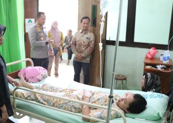 Anggota KPPS Jatuh Sakit, Kapolres Jepara dan KPU Turun Menjenguk