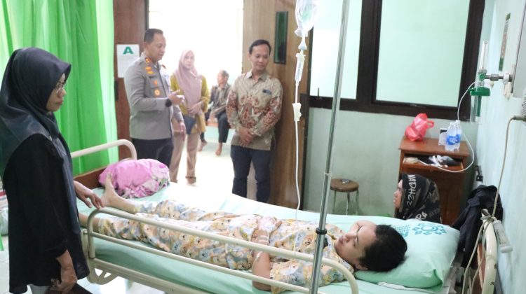 Anggota KPPS Jatuh Sakit, Kapolres Jepara dan KPU Turun Menjenguk