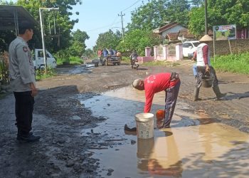 Aksi Nyata, Polsek Tlogowungu dan Warga Perbaiki Jalan Berlubang