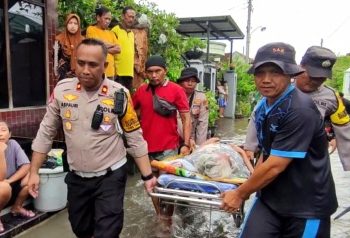 Akibat Dampak Banjir, Polisi Evakuasi Lansia