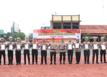 Jumlah 15 Personil, Kapolres Jepara Berikan Penghargaan