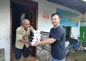 Aksi Sosial Peduli Korban Banjir, Burhan Berbagi Ratusan Makanan Siap Saji
