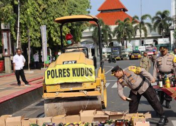 Tiga Bulan !!! Polres Kudus Musnahkan 3.235 Botol Miras