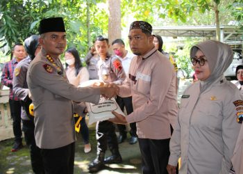 Secara Simbolis, Kapolresta Magelang : Zakat Fitrah ke Ratusan Warga