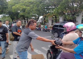 Depan Kantor DPRD, FWP Berbagi Paket Nasi Kotak dan Takjil