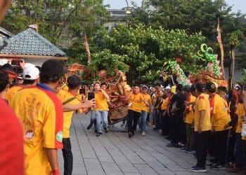 Arak – Arakan Menyambut Dewo Obat Poo Seng Tay Tee