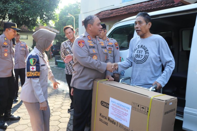 Gelar Aksi Sosial, Polres Kudus Berikan Pelayanan Kesehatan Gratis
