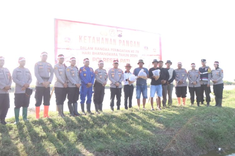 Kapolresta Pati : 10.000 Ekor Bibit Ikan Nila di Tebar