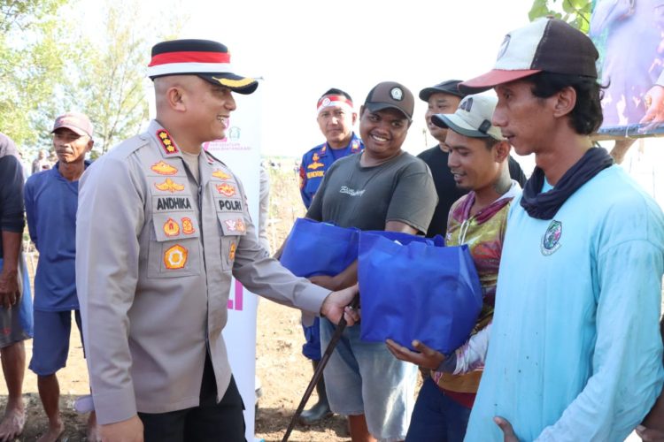 Abrasi di Bibir Pantai, Kini Kapolresta Pati Tanam 1000 Pohon