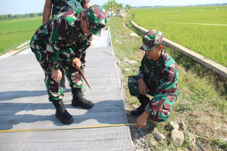 Dandim Pati Pastikan Kualitas Betonisasi Jalan Sesuai RAB