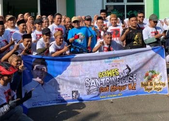 Ramah Lingkungan, Paslon Budi – Novi dan Santri Gus Ghofur Gowes Bersama dan Berbagi Sayur