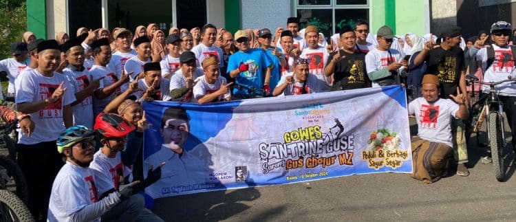 Ramah Lingkungan, Paslon Budi – Novi dan Santri Gus Ghofur Gowes Bersama dan Berbagi Sayur