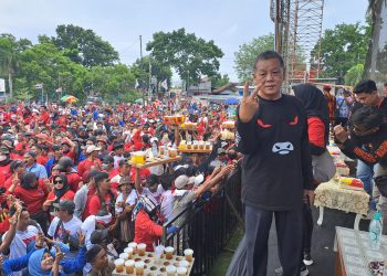 Sutarto Oenthersa Tunjukkan Dukungan ke Paslon Wahyu – Suharyono di Acara Dangdut Palapa