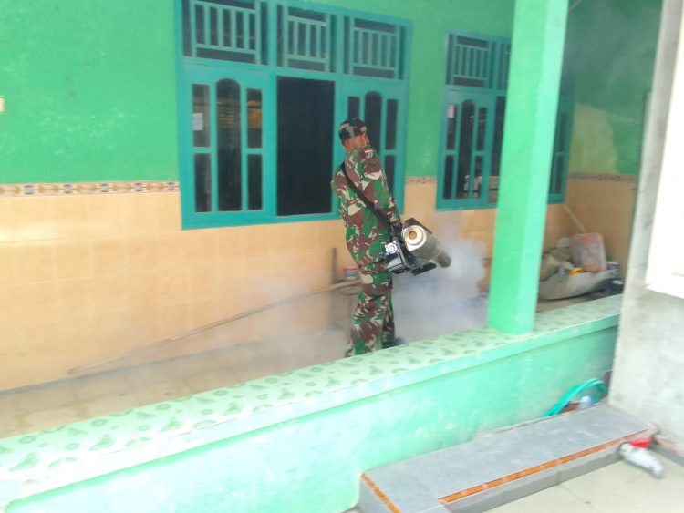 Kolaborasi TNI dan Warga Bringin, Kini Fogging Jadi Upaya Hadapi DB