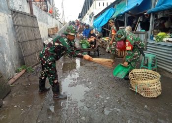 Bersama Warga, Koramil 0718-02/Juwana Gelar Aksi Bersih – Bersih Pasar