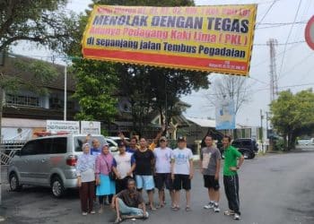 Zona Merah di Abaikan, Pedagang Berjualan di Alun – Alun Pati, Satpol PP Bungkam