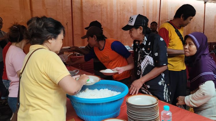 Kelenteng Hok Tik Bio Bagikan Ribuan Porsi Makanan