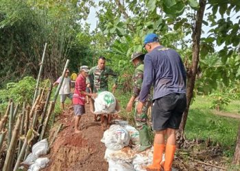 Tanggul Jebol Akibat Curah Hujan, TNI dan Warga Turun Perbaiki