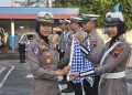 Satlantas Polres Rembang Bagikan Bendera Gatur