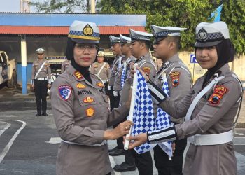 Satlantas Polres Rembang Bagikan Bendera Gatur