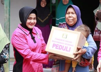 Salurkan Bantuan ke Masyarakat, Ketua Bhayangkari Hadir