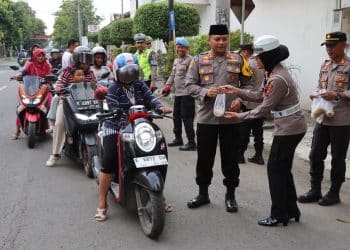 Memasuki H-8! Polres Rembang Bagikan Takjil Gratis, Persiapan Berbuka Puasa