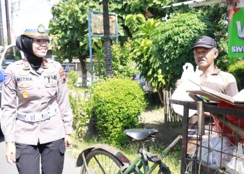 Sosialisasi Lalu Lintas Sambil Berbagi Bantuan Ikan