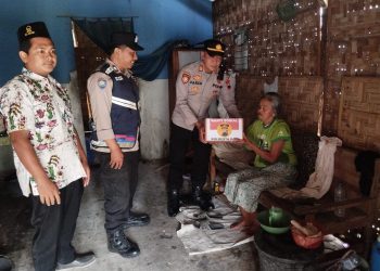 Warga Desa Pesagi Terima Bansos di Momen Ramadan